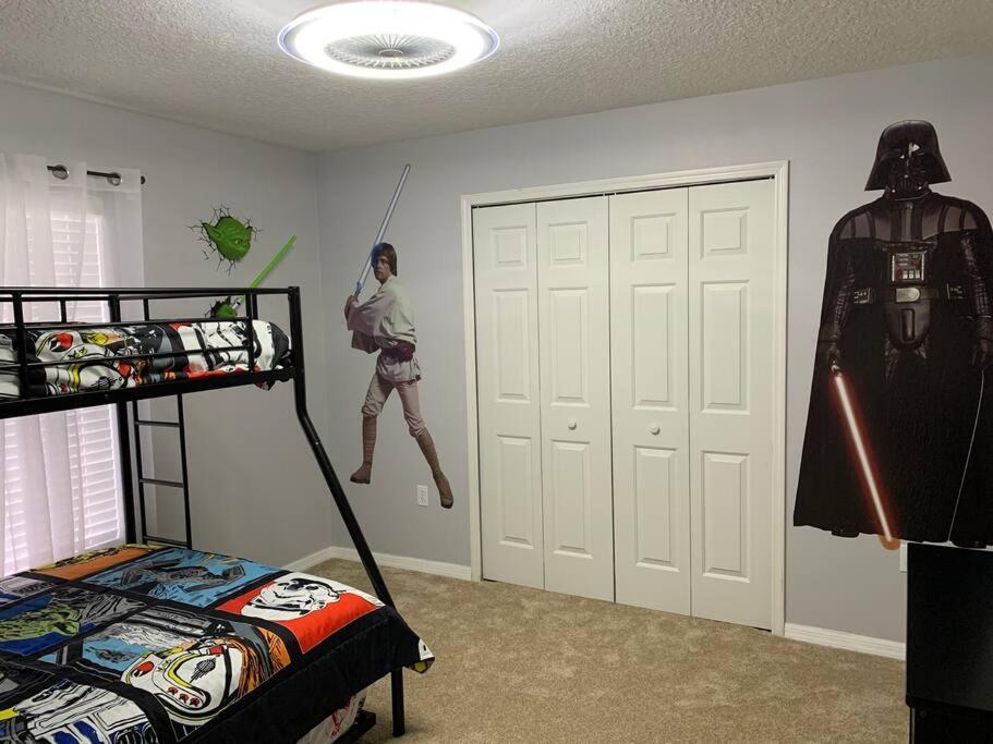 Minutes To Disney! Spacious W/ Private Pool, Themed Rooms! Holiday home