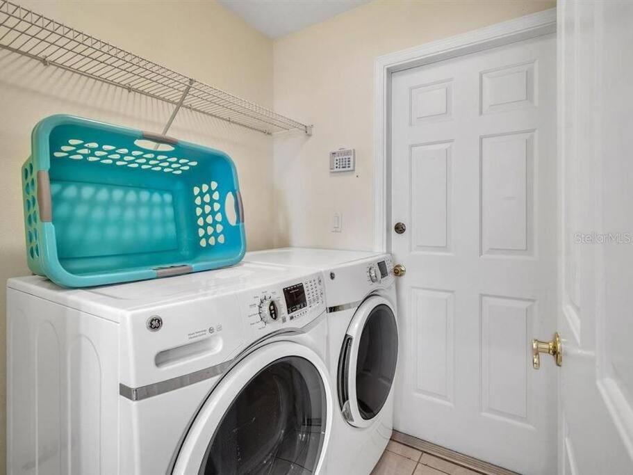 Minutes To Disney! Spacious W/ Private Pool, Themed Rooms! Holiday home *