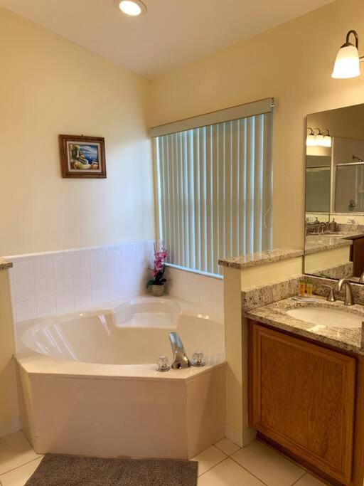 Minutes To Disney! Spacious W/ Private Pool, Themed Rooms! Orlando