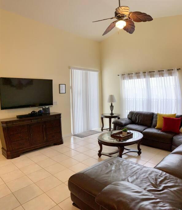 Minutes To Disney! Spacious W/ Private Pool, Themed Rooms! Holiday home *