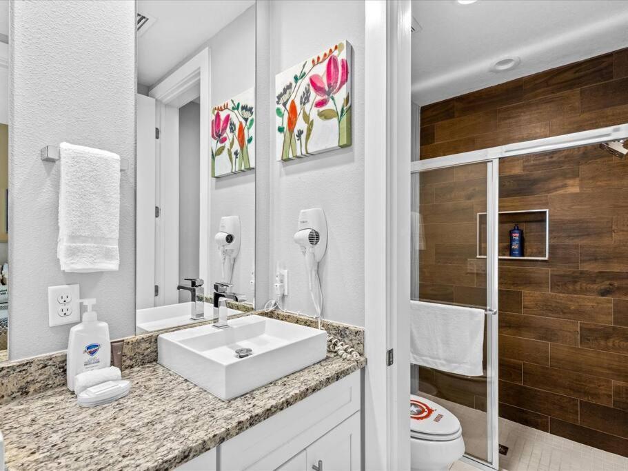 Location!! Modern Luxury 2 Miles From Disney! *