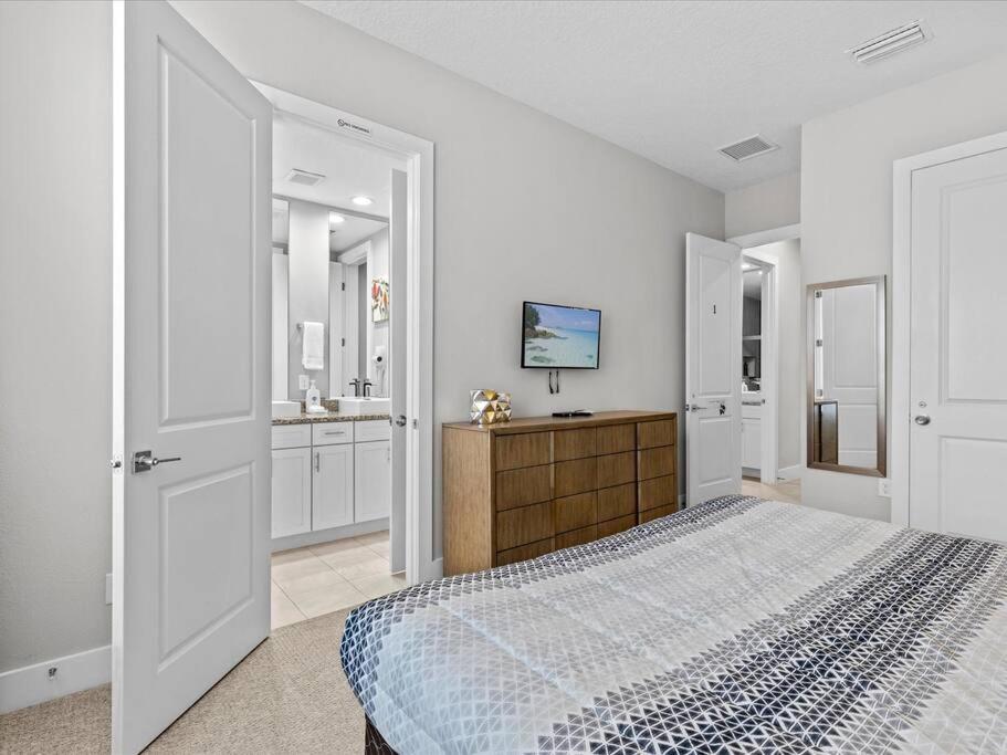 Location!! Modern Luxury 2 Miles From Disney! Villa Orlando