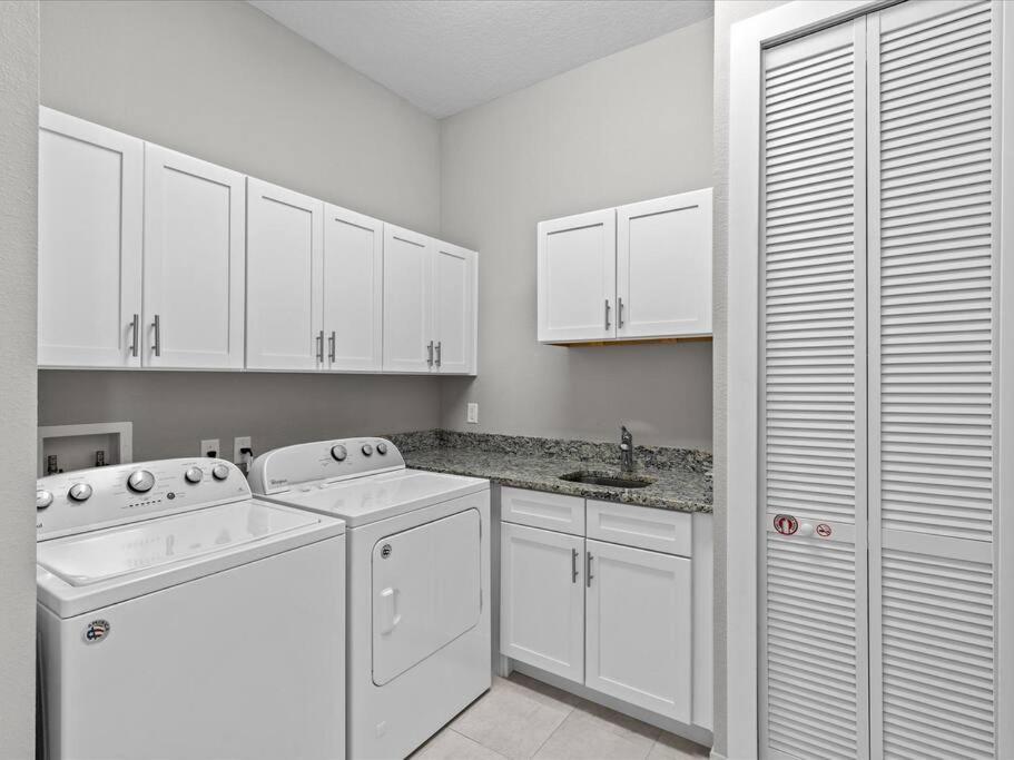 Location!! Modern Luxury 2 Miles From Disney! Villa