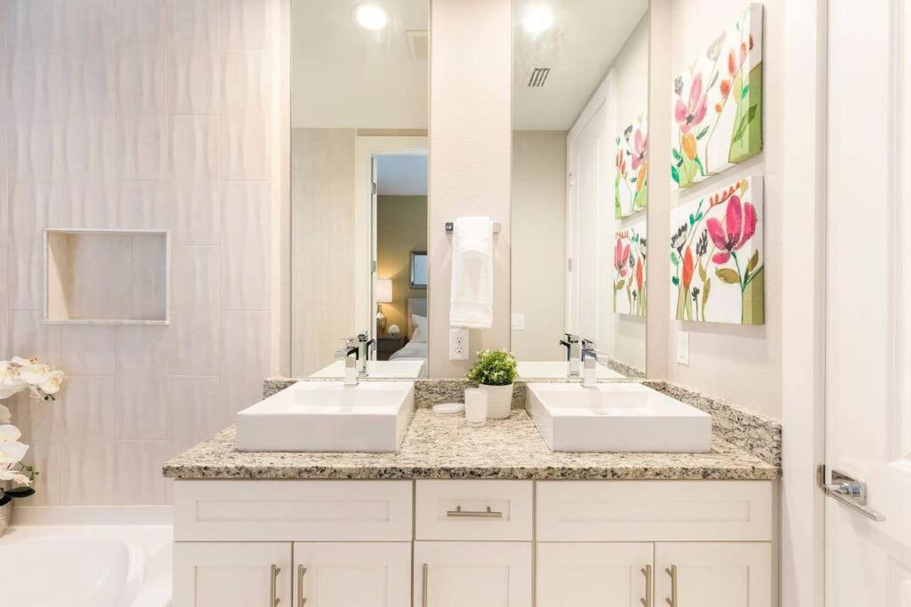 Location!! Modern Luxury 2 Miles From Disney! Villa Orlando