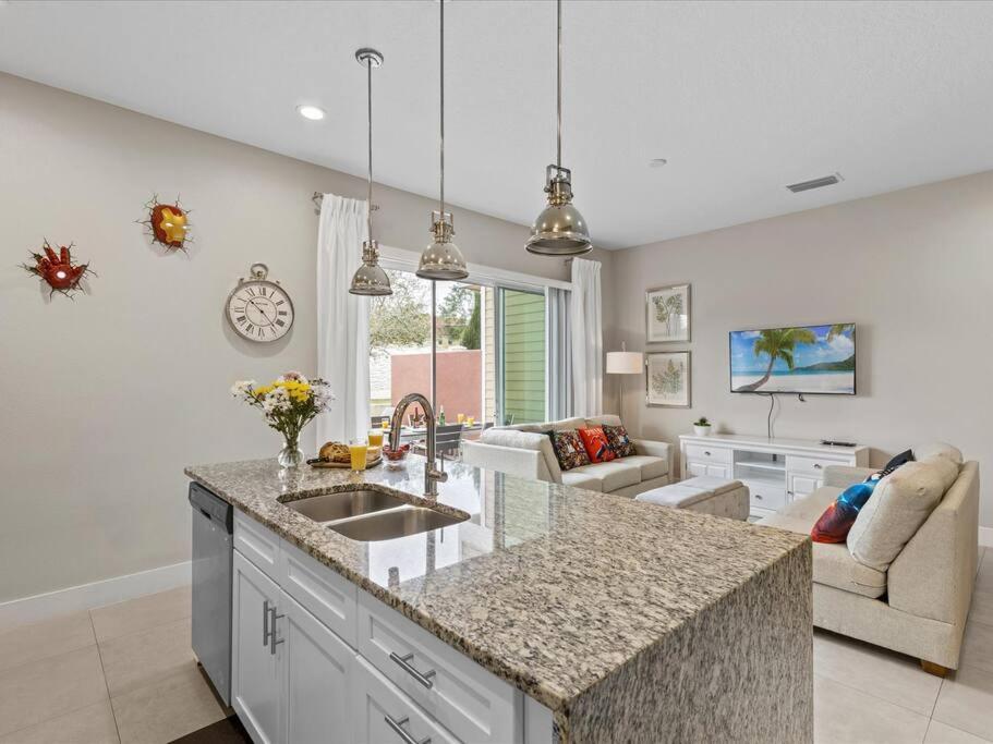 Location!! Modern Luxury 2 Miles From Disney! * Orlando