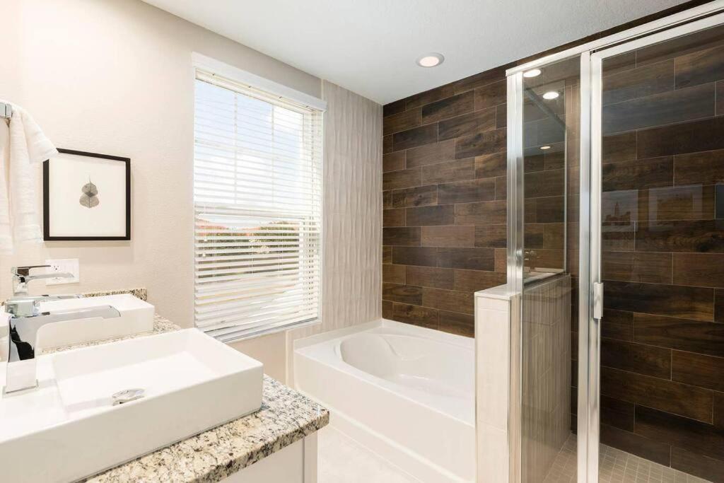 Location!! Modern Luxury 2 Miles From Disney! Villa *