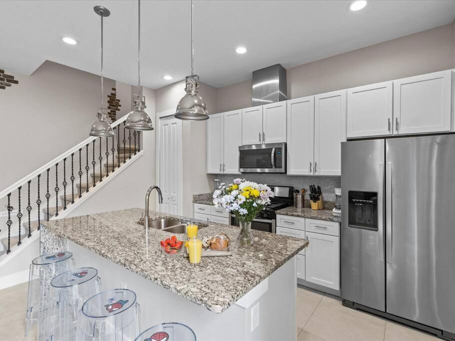 Location!! Modern Luxury 2 Miles From Disney! Orlando