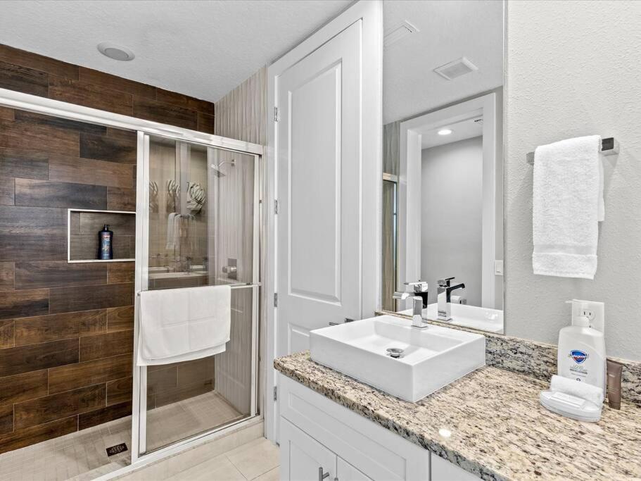 Location!! Modern Luxury 2 Miles From Disney! * Orlando