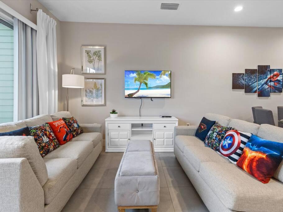 Location!! Modern Luxury 2 Miles From Disney! * Orlando