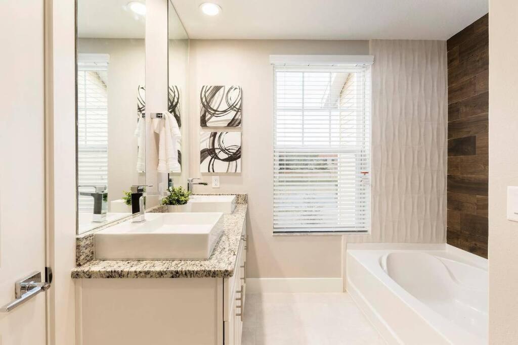 Location!! Modern Luxury 2 Miles From Disney! Villa Orlando