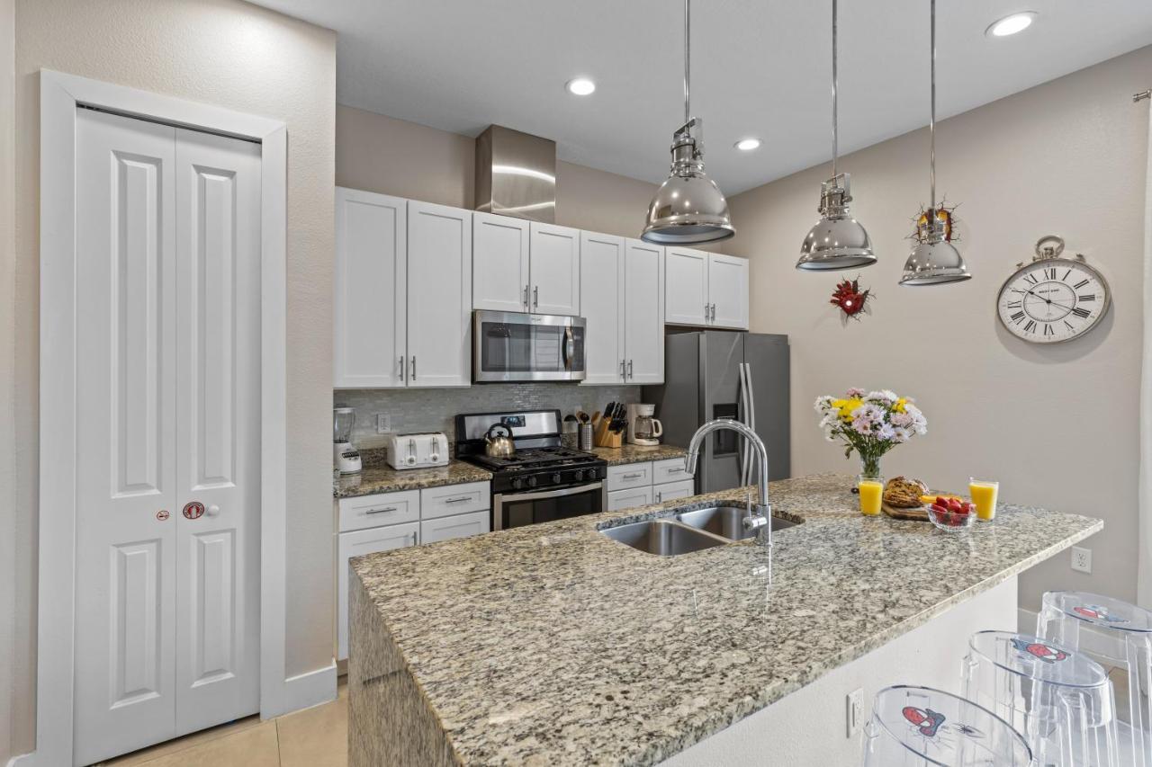 Location!! Modern Luxury 2 Miles From Disney! *