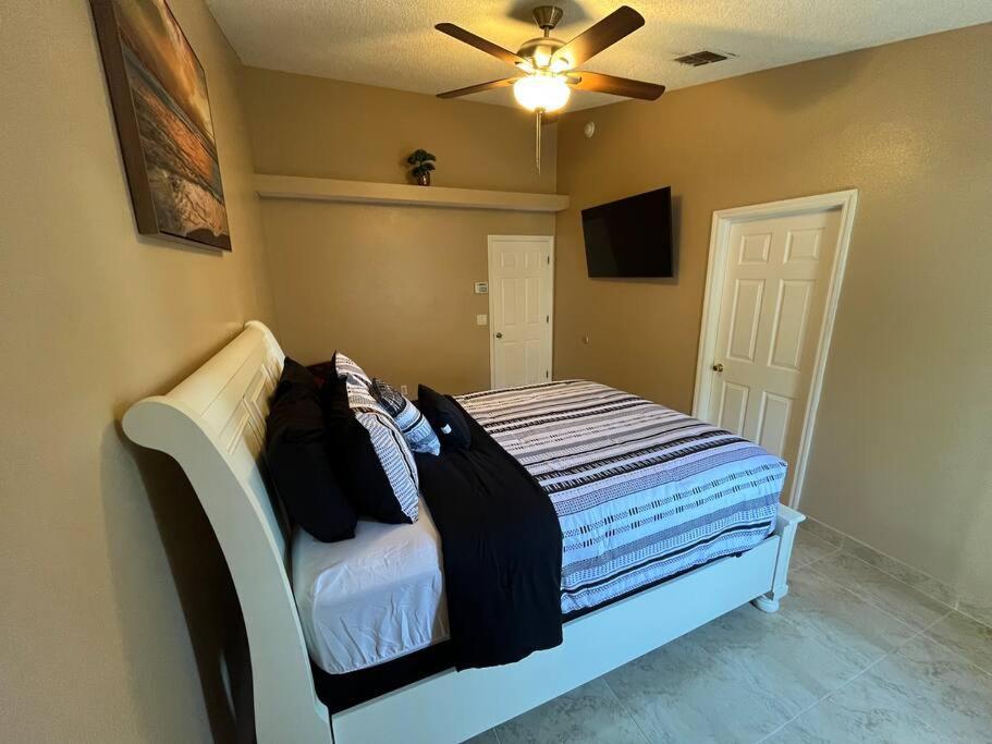 Beautiful Modern 3 Bedroom House - Downtown Orlando *