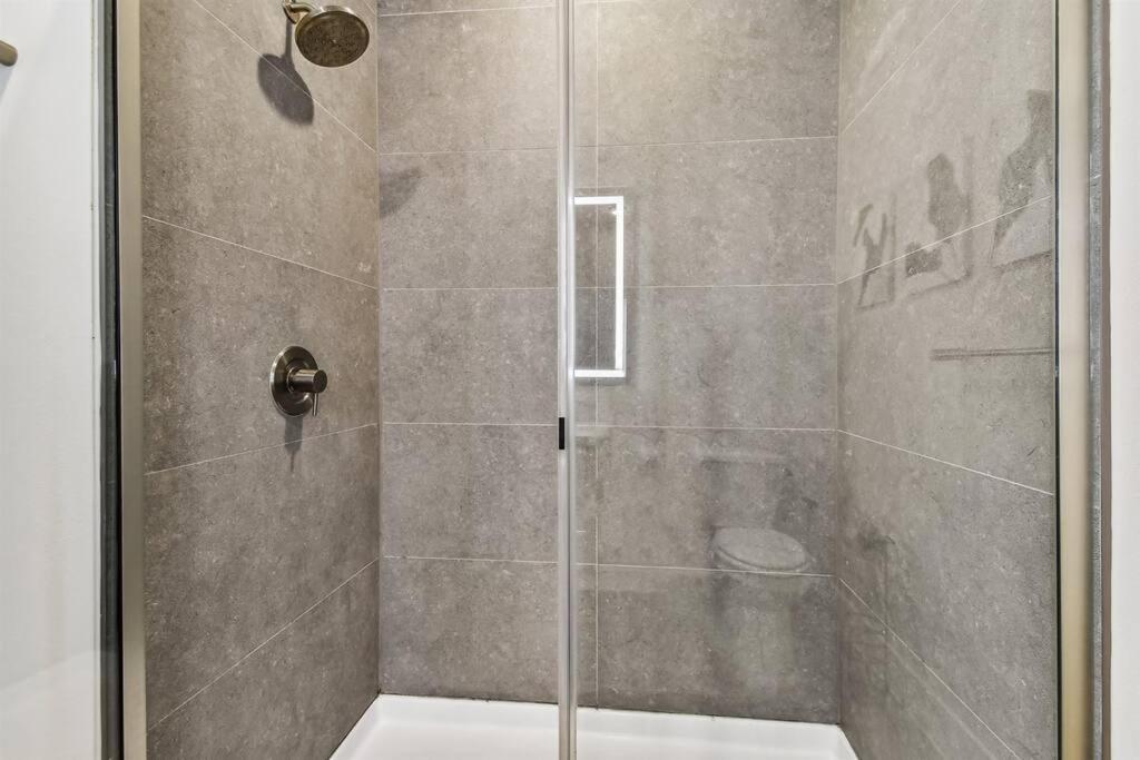 Modern With Private Pool - 20 Minutes To *