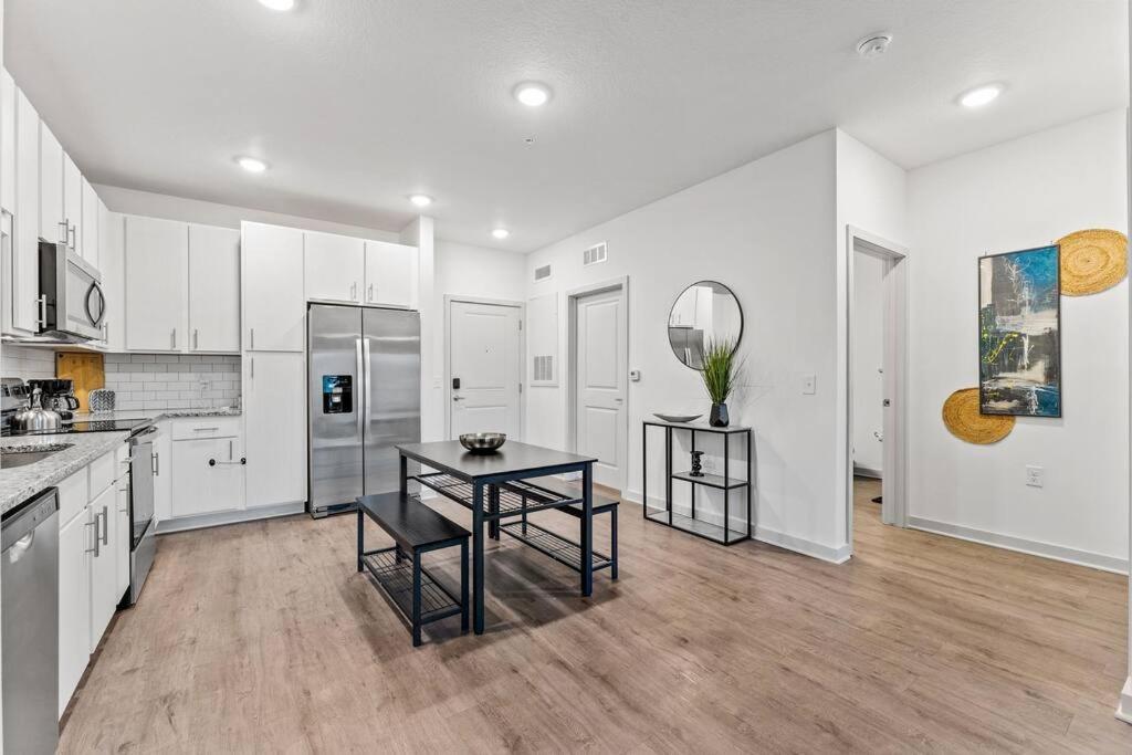 Apartment Complete ,10 Min To Parks Pets Allowed, Resort-style Amenities *