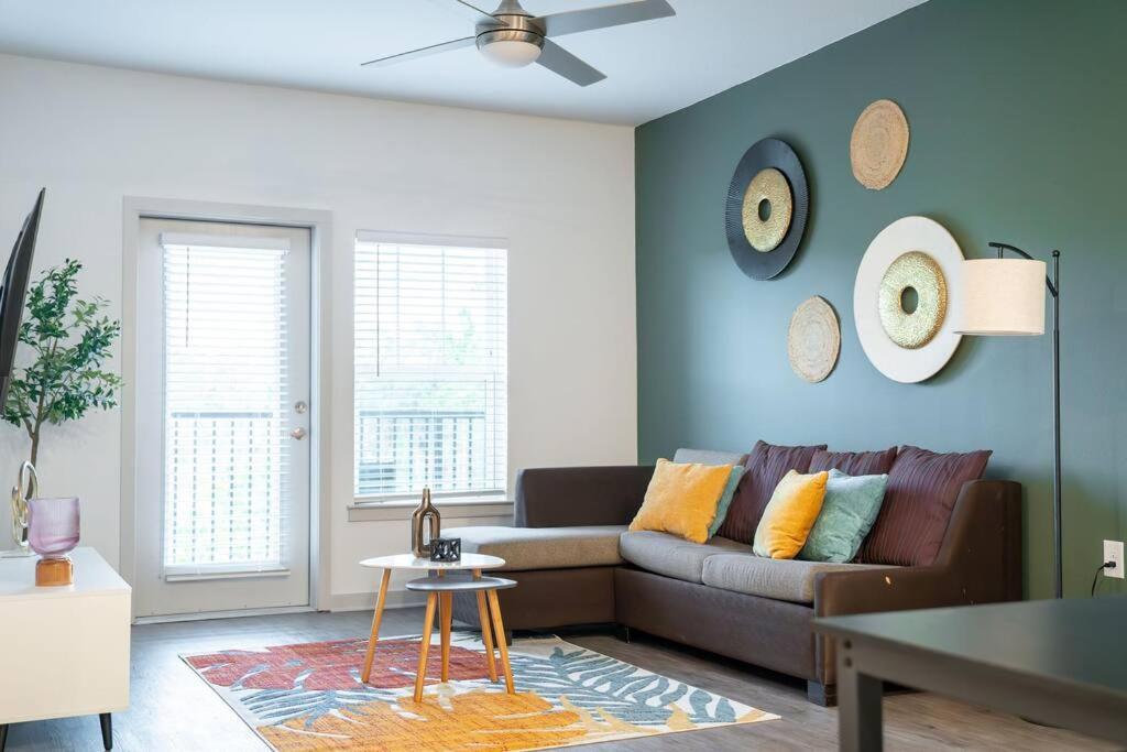 Complete ,10 Min To Parks Pets Allowed, Resort-style Amenities *