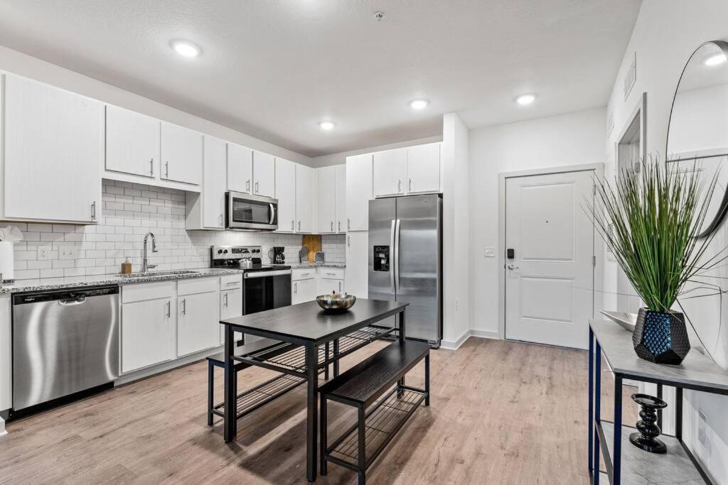 Complete ,10 Min To Parks Pets Allowed, Resort-style Amenities * Orlando