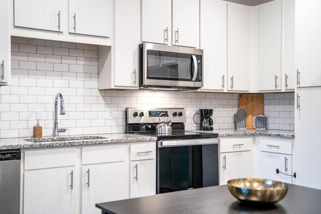 Apartment Complete ,10 Min To Parks Pets Allowed, Resort-style Amenities