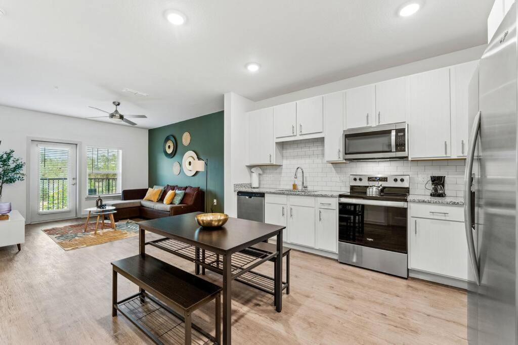 Apartment Complete ,10 Min To Parks Pets Allowed, Resort-style Amenities *