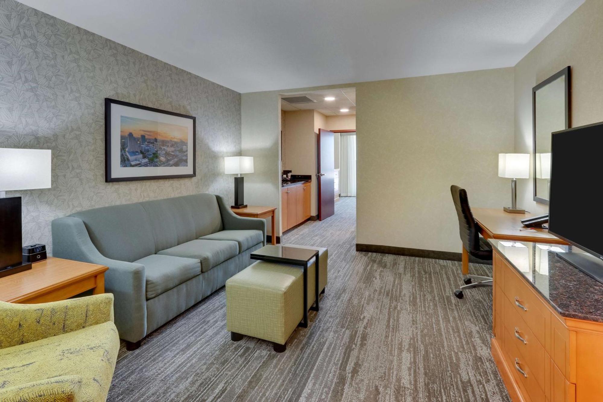 Hotel Drury & Near Universal