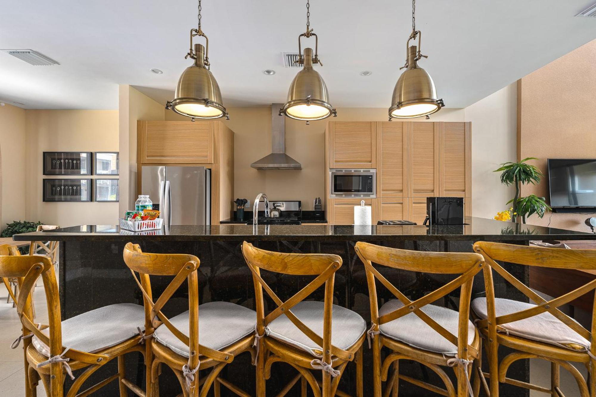 4 Bedroom W/ Amenities + 3 Mi To Apartment *