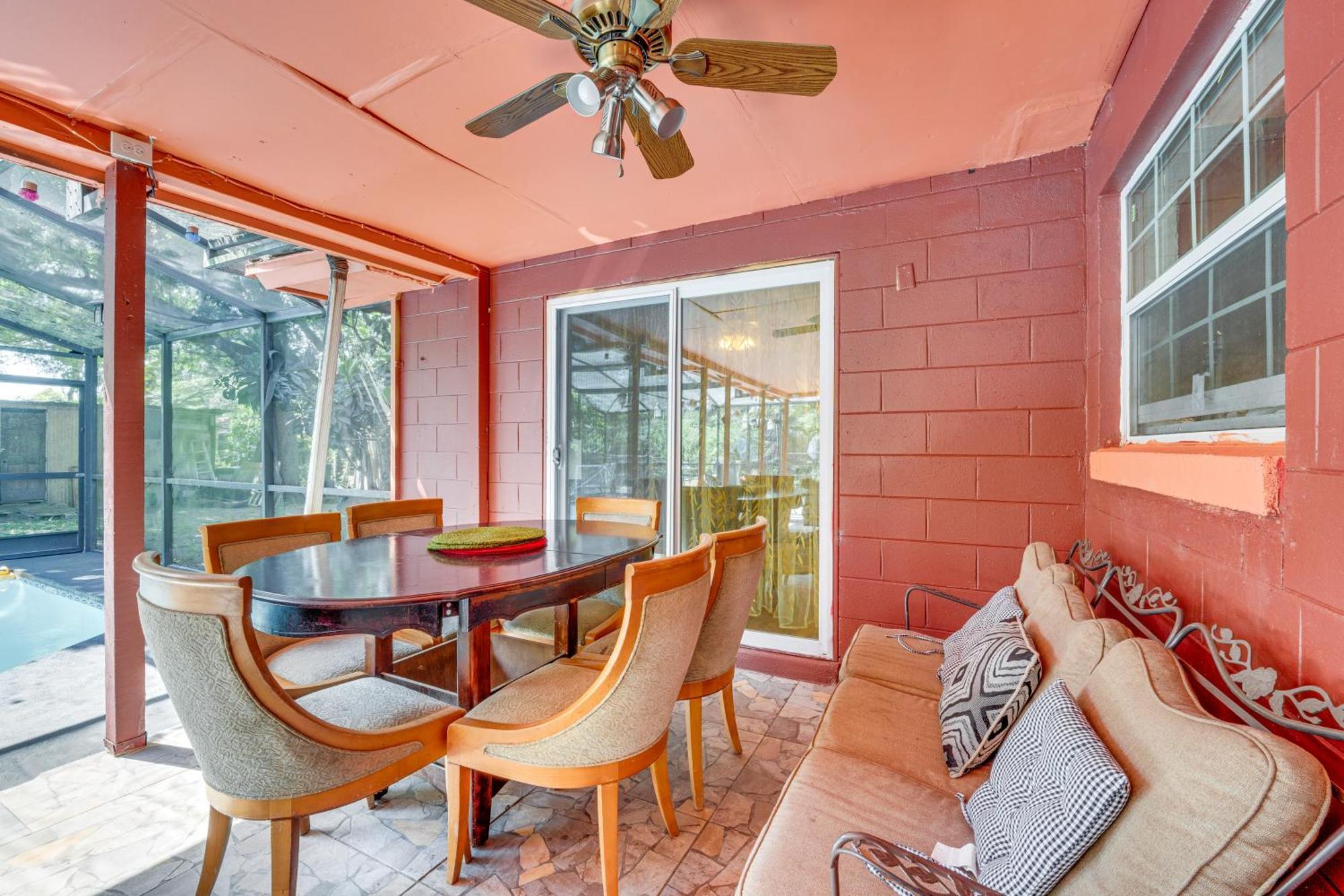 South Apopka With Pool About 16 Mi To Orlando! Holiday home