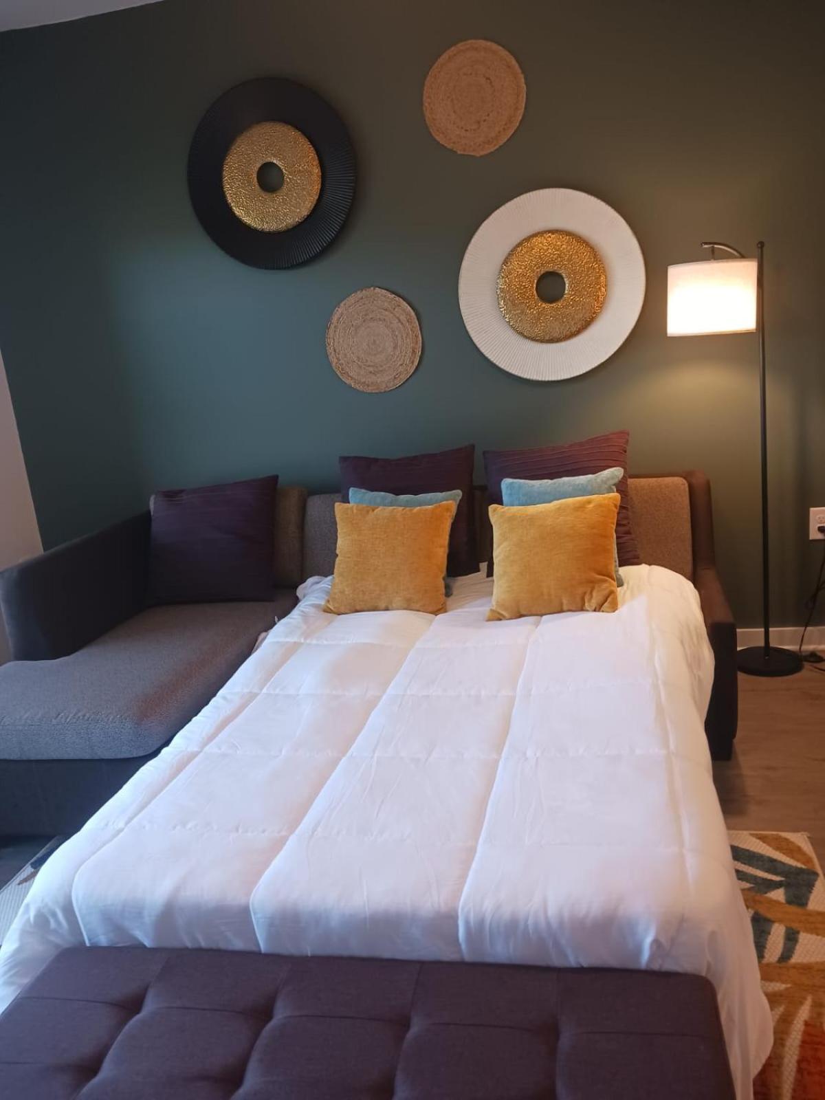 Apartment Complete ,10 Min To Parks Pets Allowed, Resort-style Amenities *