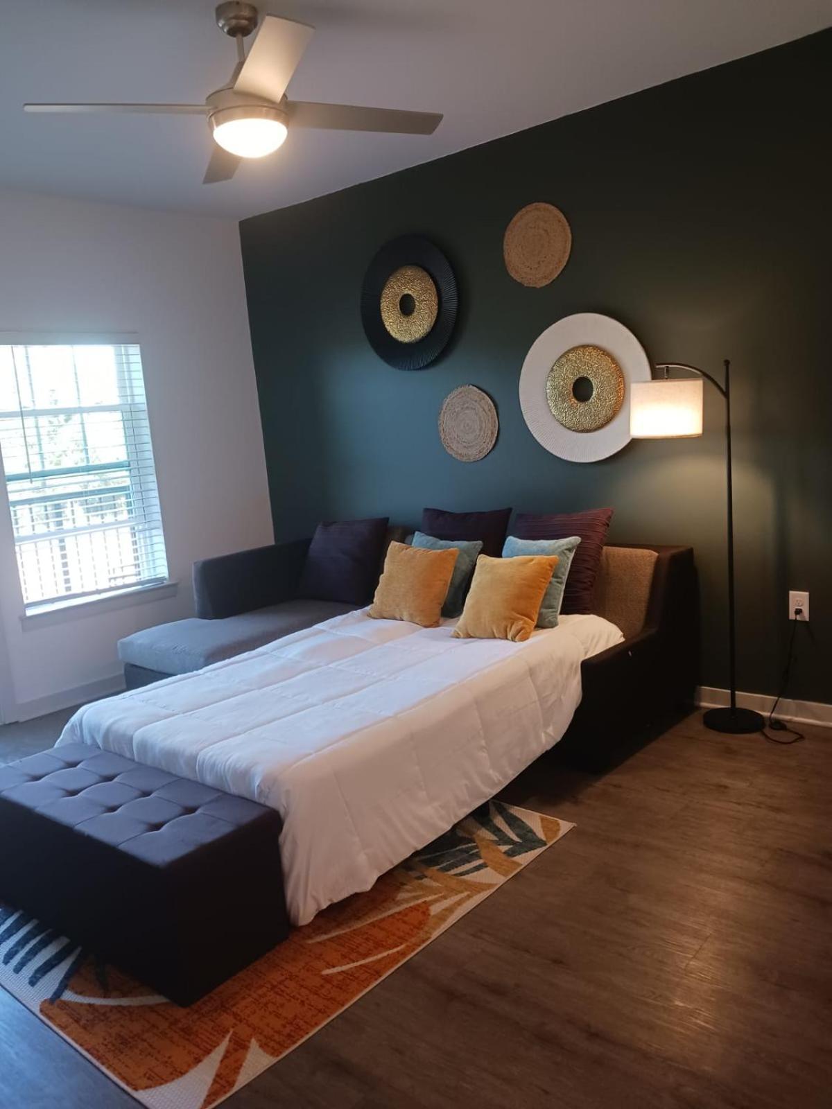 Apartment Complete ,10 Min To Parks Pets Allowed, Resort-style Amenities *