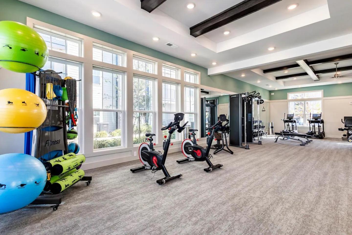 Complete Contemporary 10 Min To Parks Pets Allowed, Resort-style Amenities *