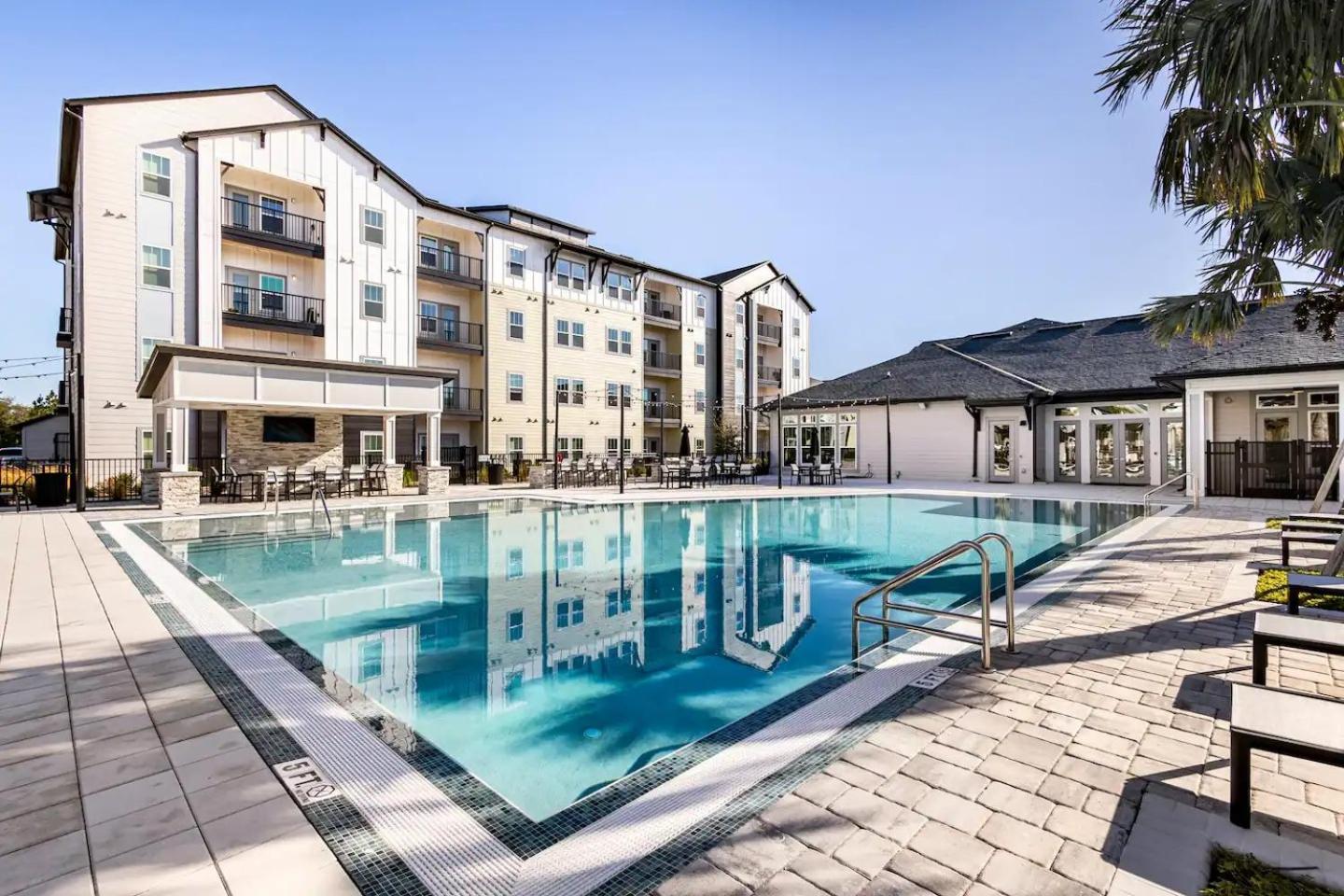 Complete Contemporary 10 Min To Parks Pets Allowed, Resort-style Amenities