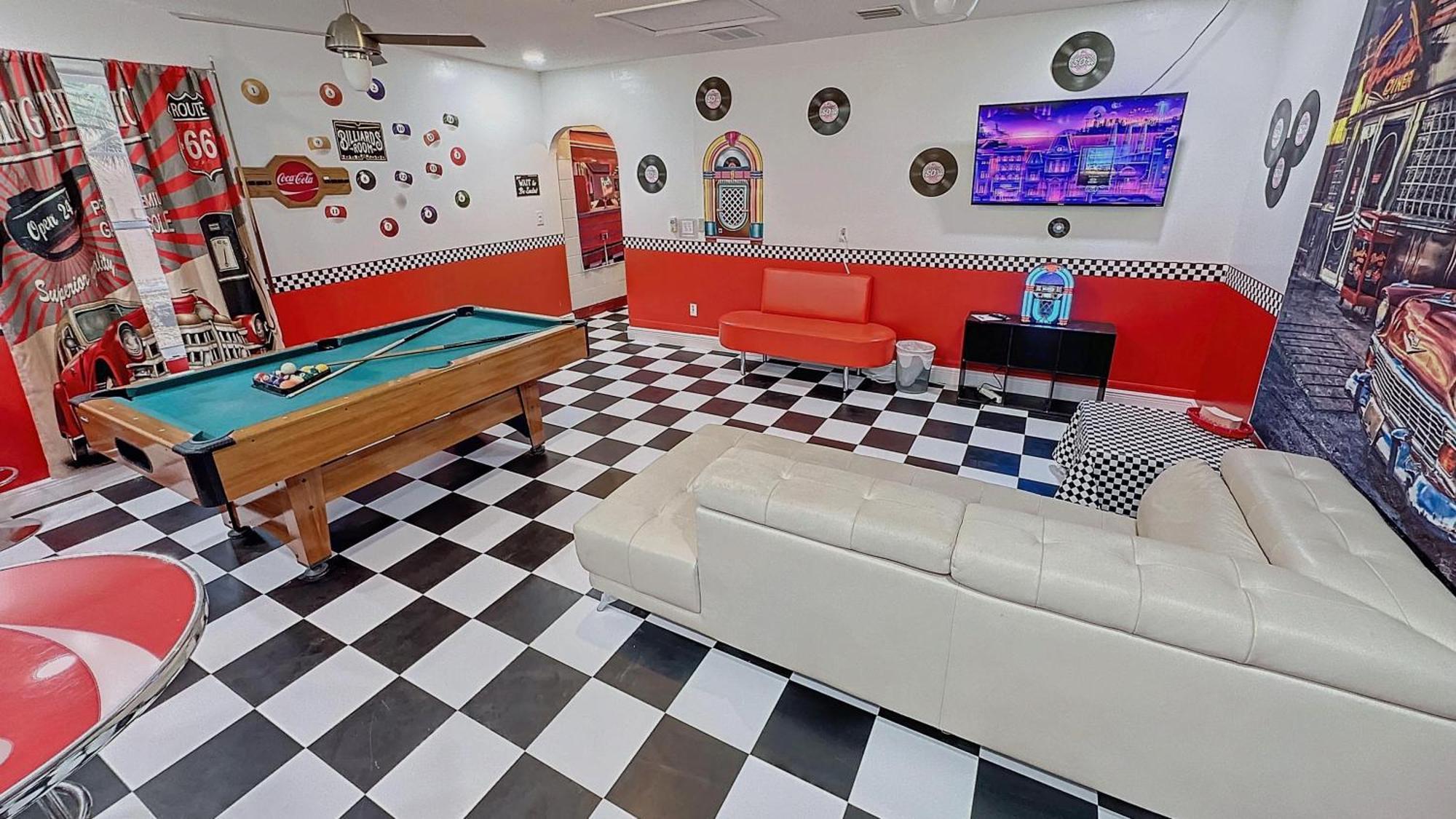Upgraded Game , Pool Spa, Universal , Close By *