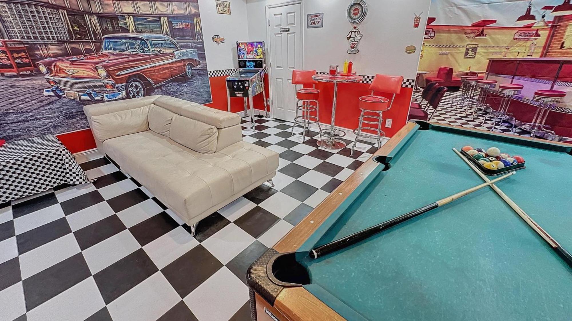 Upgraded Game , Pool Spa, Universal , Close By Holiday home