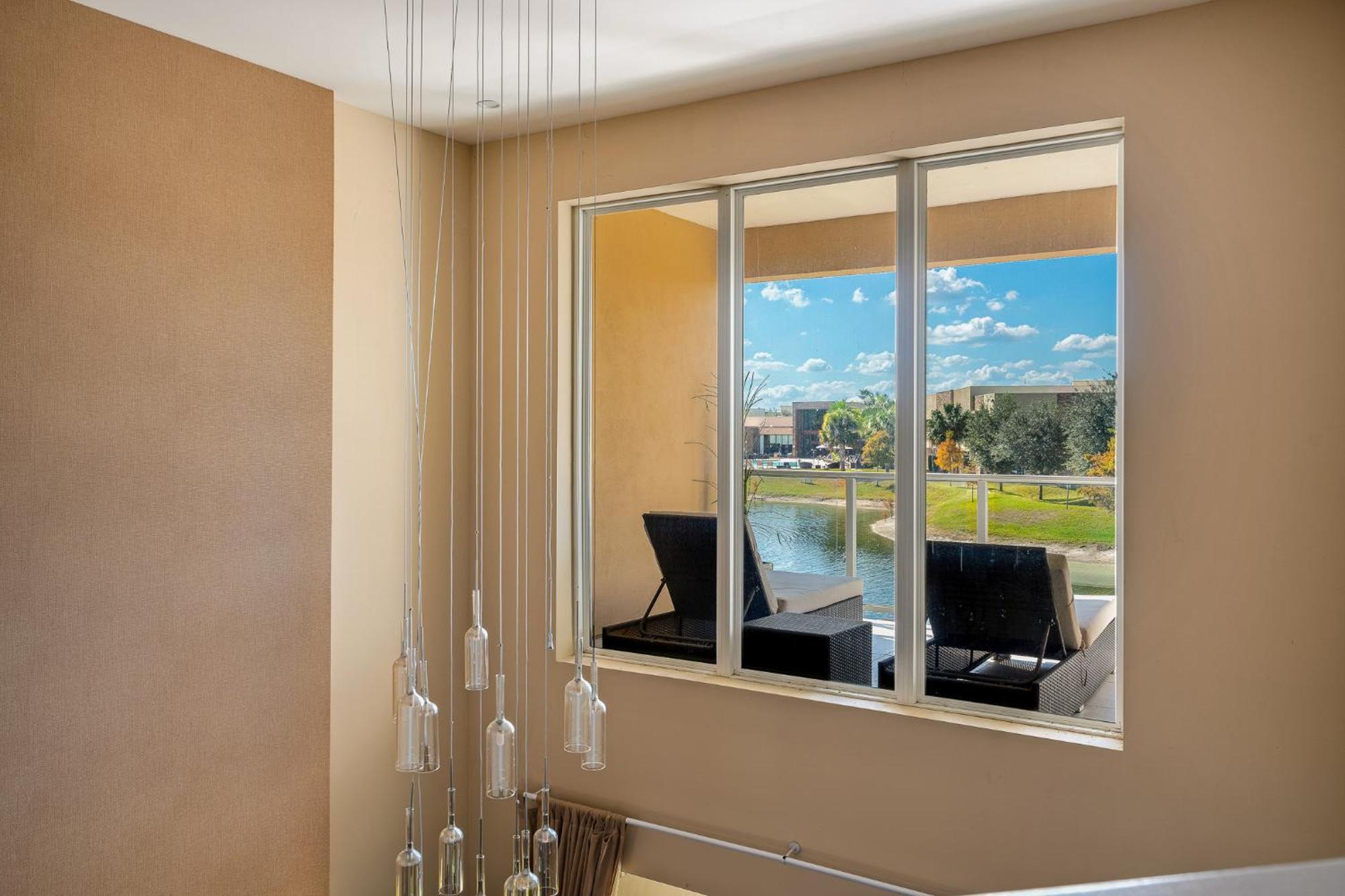 4 Bedroom W/ Amenities + 3 Mi To Apartment Orlando
