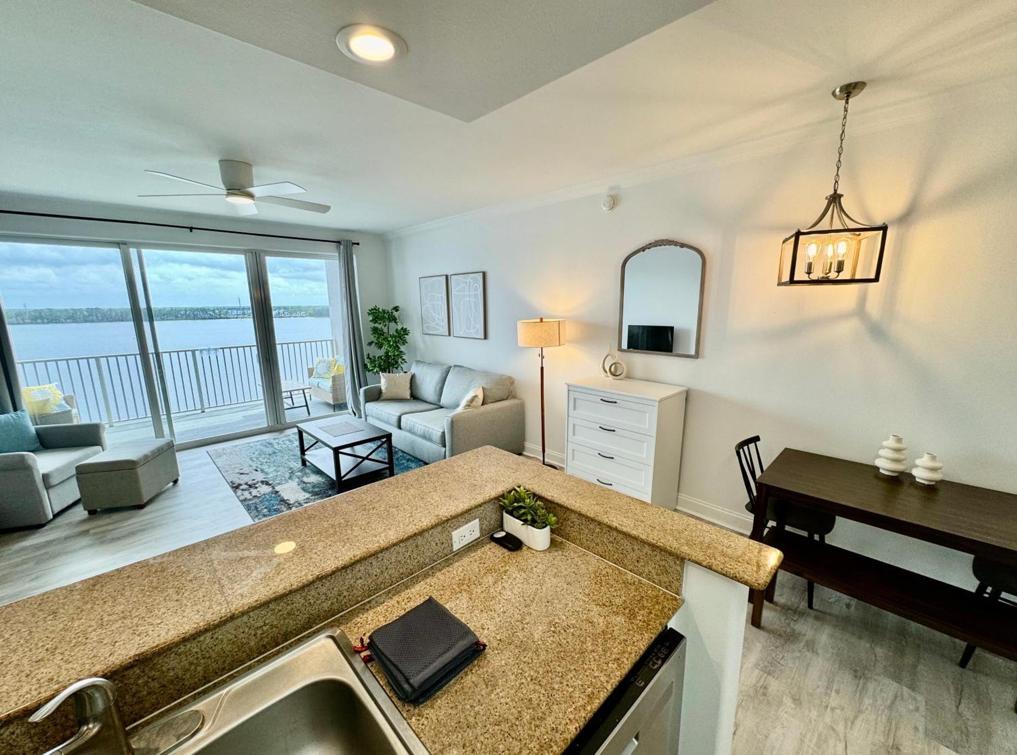 Balcony King - & Pool View * Orlando