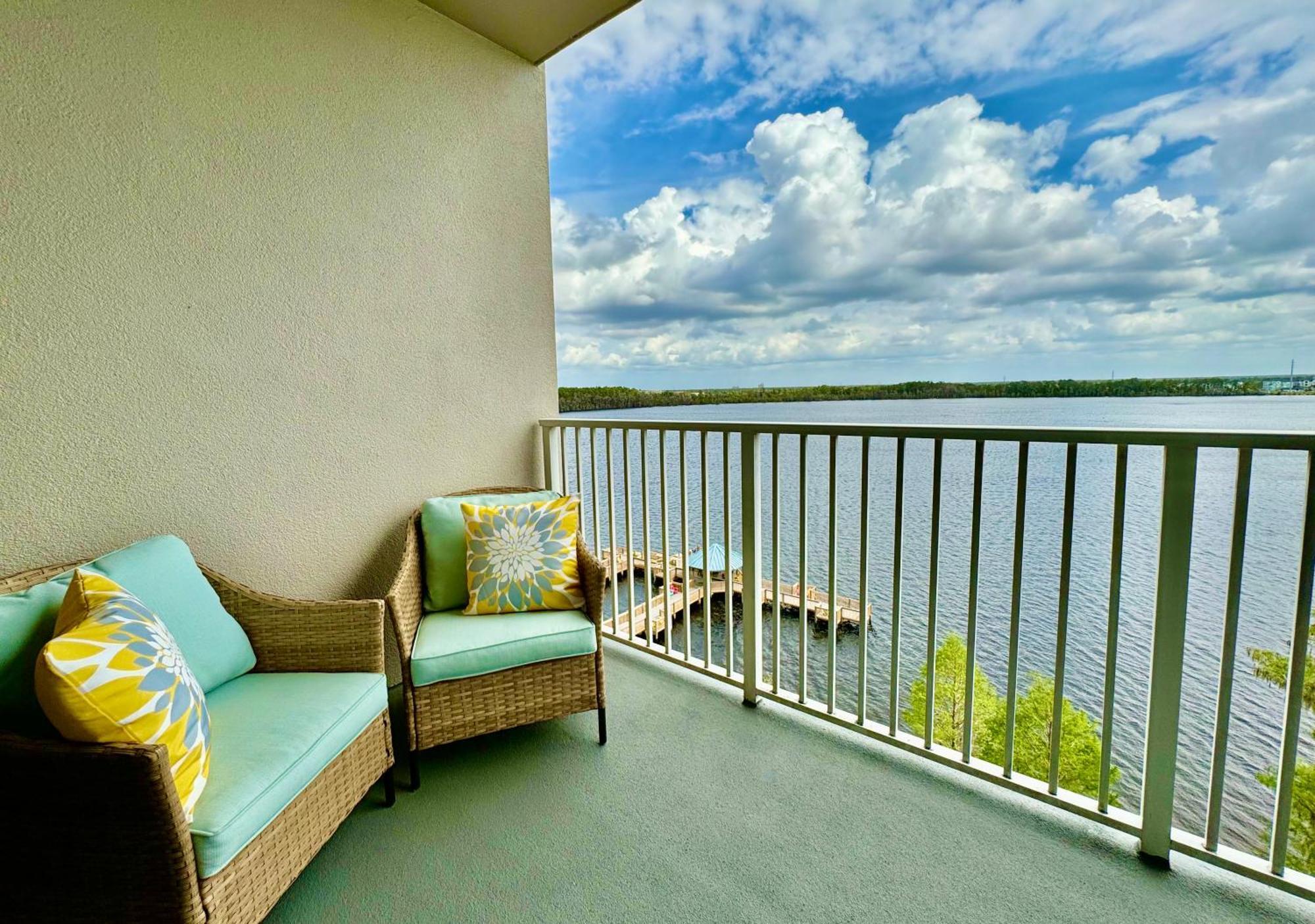 Balcony King - & Pool View Apartment