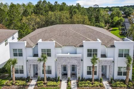 Trendy Thematic 3br Townhouse With Private Pool Holiday home