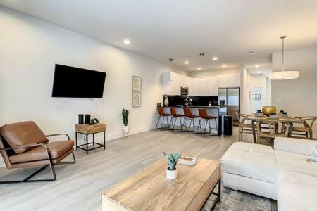 Trendy Thematic 3br Townhouse With Private Pool