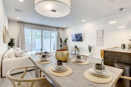 Trendy Thematic 3br Townhouse With Private Pool