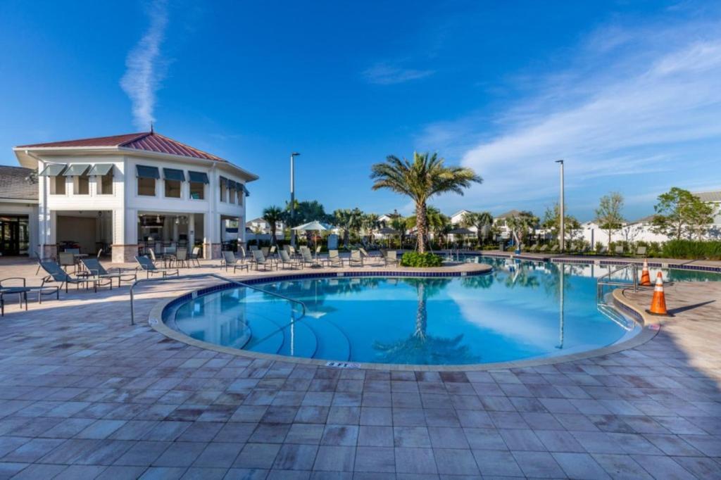 2 Bedrooms - 2 Bathrooms - Storey 3120-106 Pc Apartment