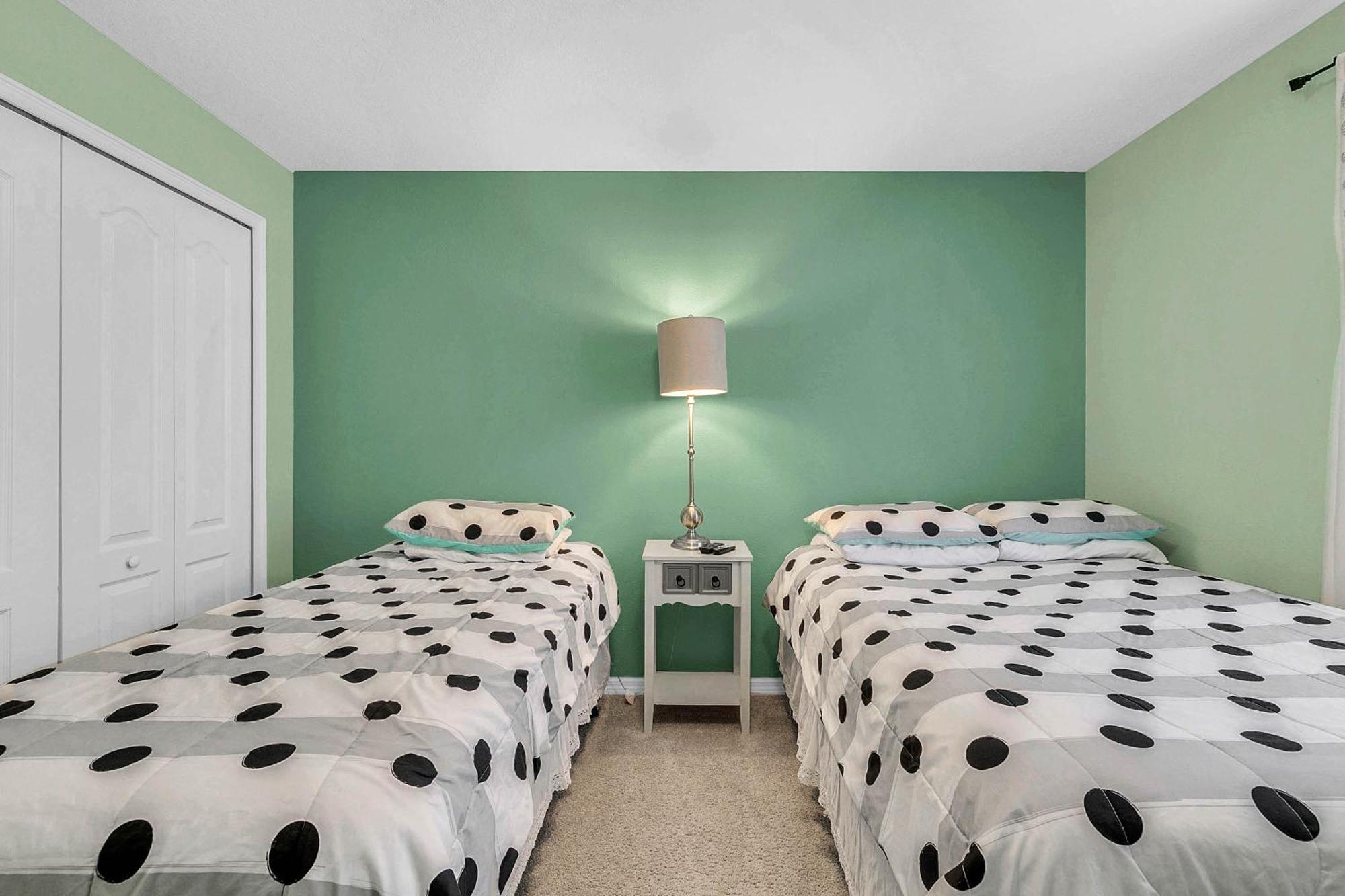 4 Bedrooms - 3 Bathrooms - Storey 4827 Ct Holiday home