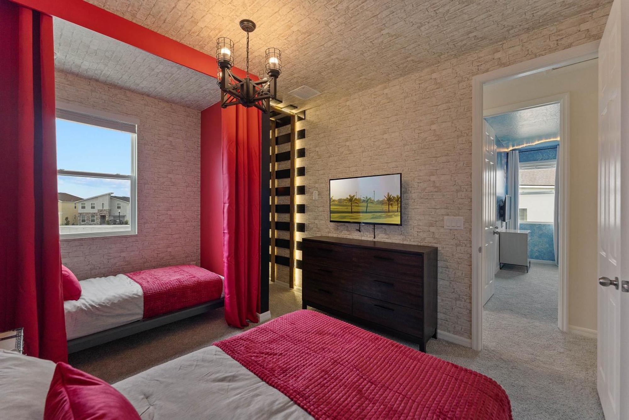 9 Bedrooms - 6,5 Bathrooms Solara 8905 Th *