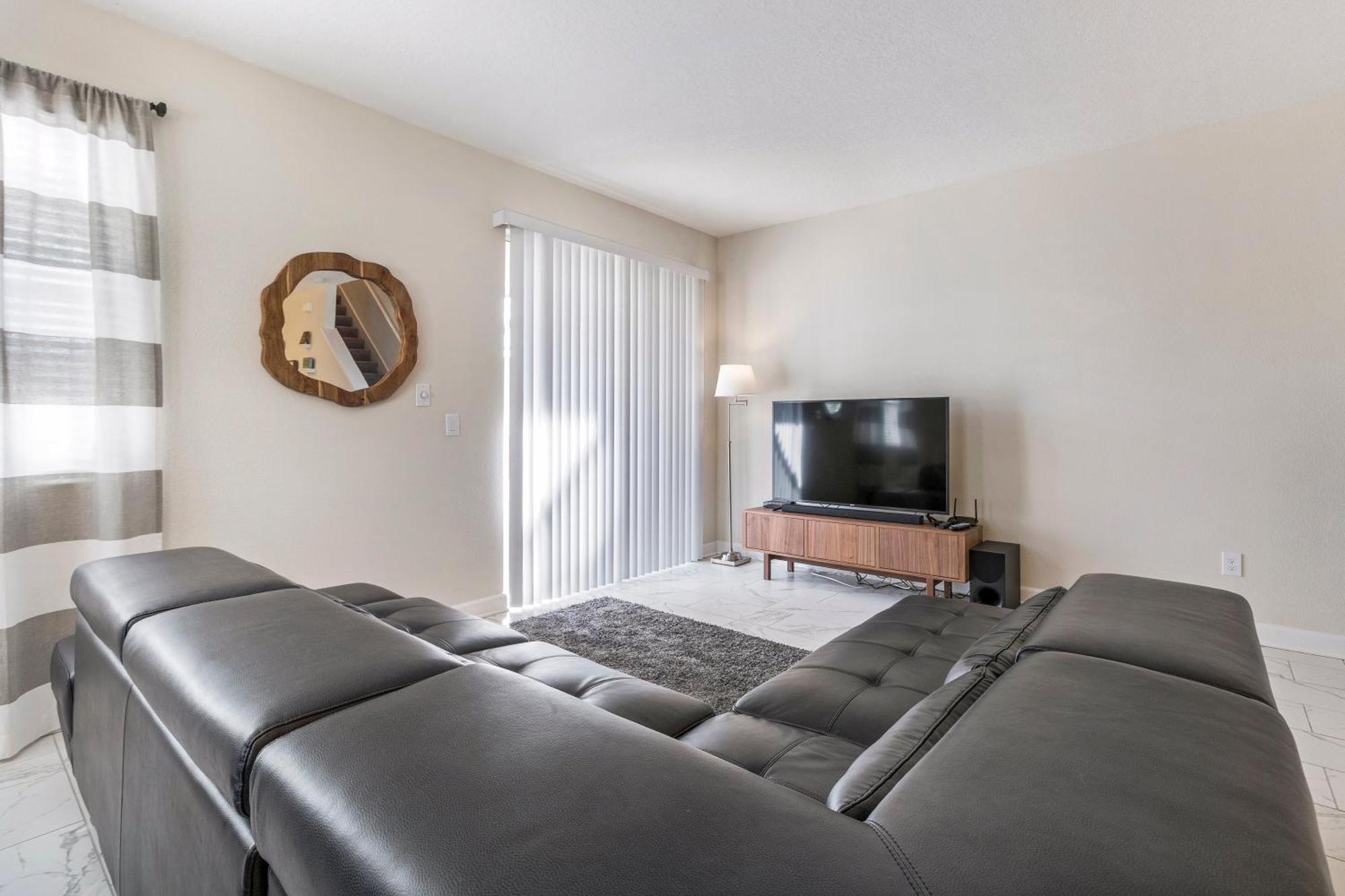 5 Bedrooms - 4 Bathrooms - Storey Lake4849 Rc Orlando