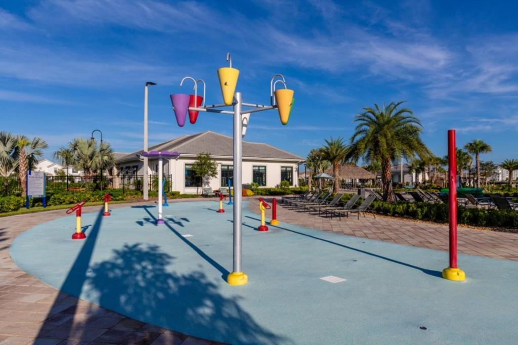 3 Bedrooms - 2 Bathrooms - Storey 4751-308 Ct * Orlando