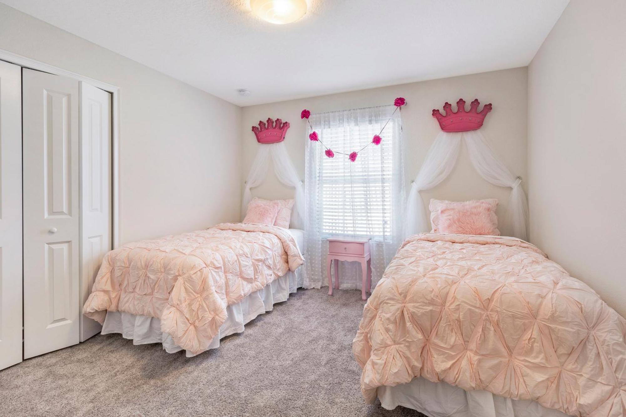 5 Bedrooms - 4 Bathrooms - Storey Lake4849 Rc * Orlando