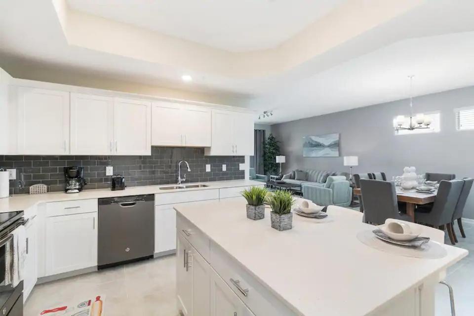 Apartment 3 Bedrooms - 2 Bathrooms - Storey 4751-308 Ct *