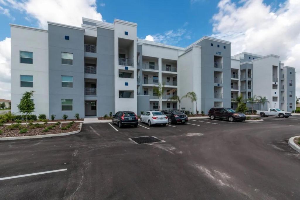 3 Bedrooms - 2 Bathrooms - Storey 4751-308 Ct *