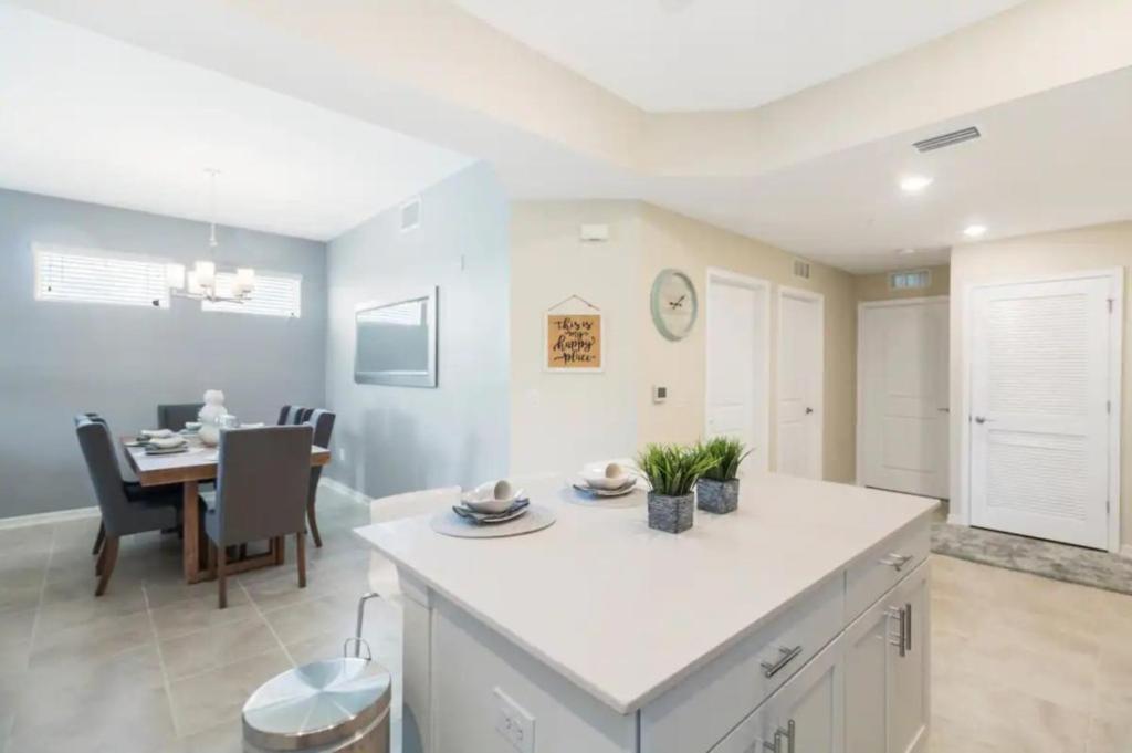 3 Bedrooms - 2 Bathrooms - Storey 4751-308 Ct * Orlando