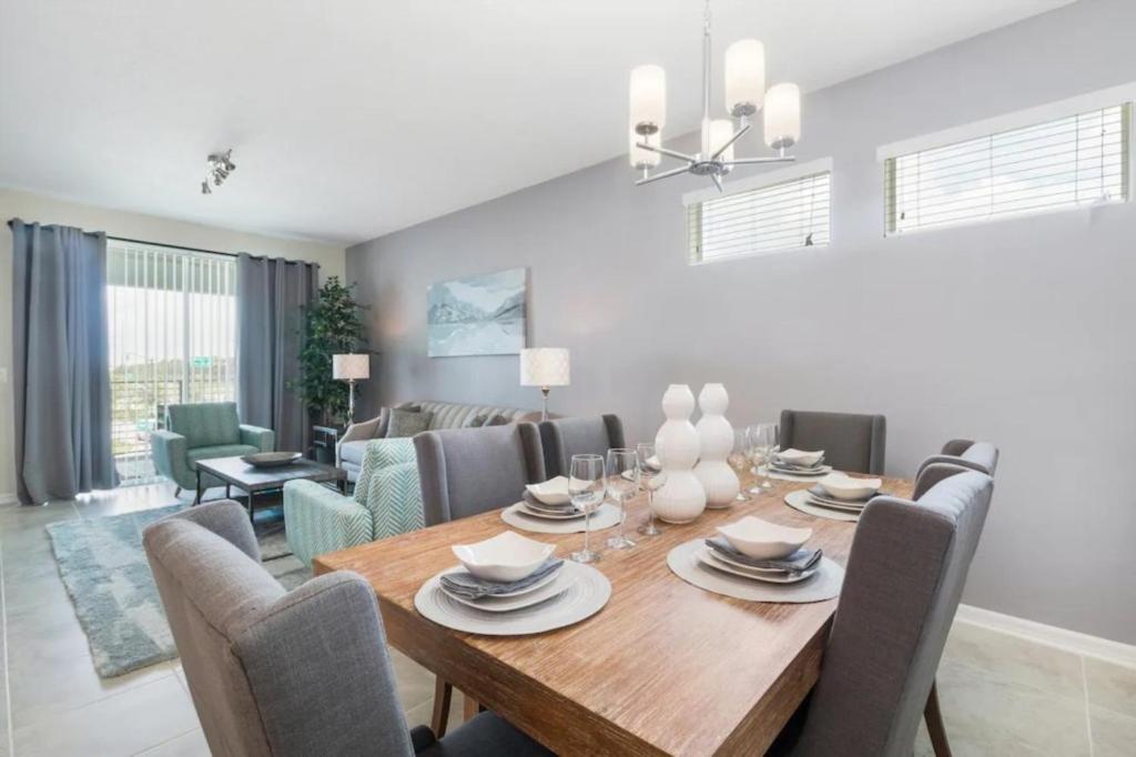 3 Bedrooms - 2 Bathrooms - Storey 4751-308 Ct Orlando