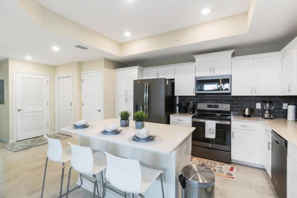 Apartment 3 Bedrooms - 2 Bathrooms - Storey 4751-308 Ct Orlando
