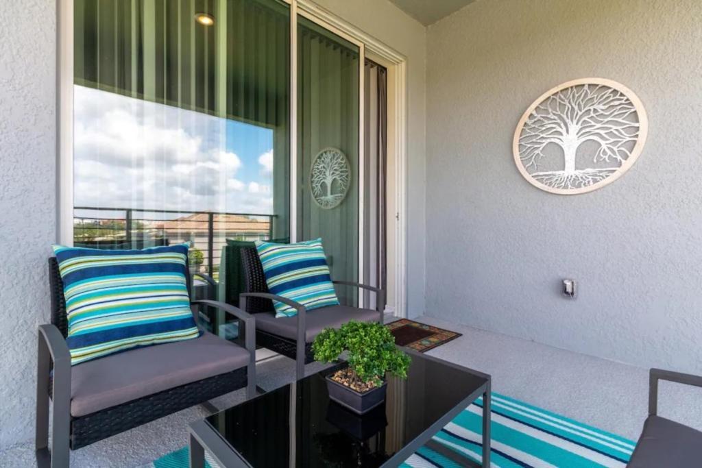 3 Bedrooms - 2 Bathrooms - Storey 4751-308 Ct *