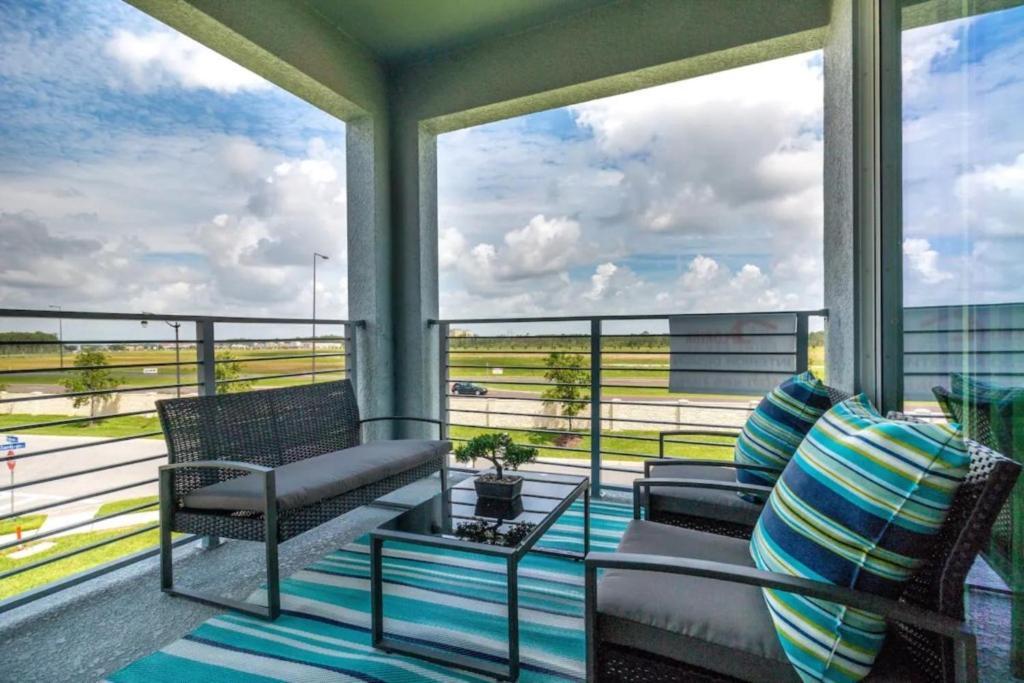 3 Bedrooms - 2 Bathrooms - Storey 4751-308 Ct *